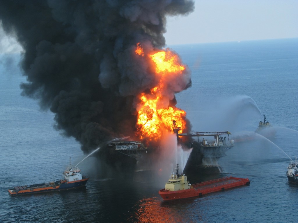 Deepwater_Horizon_offshore_drilling_unit_on_fire_2010